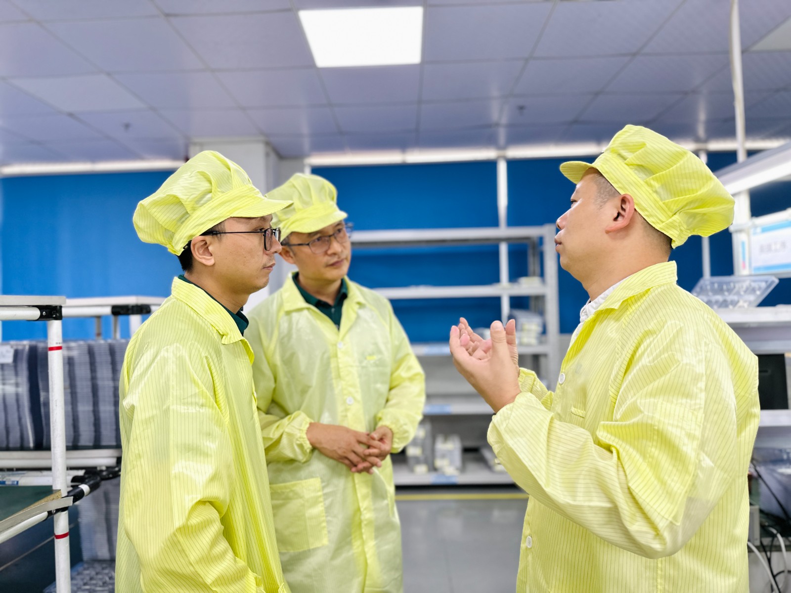 汪总带领郑校长参观车间