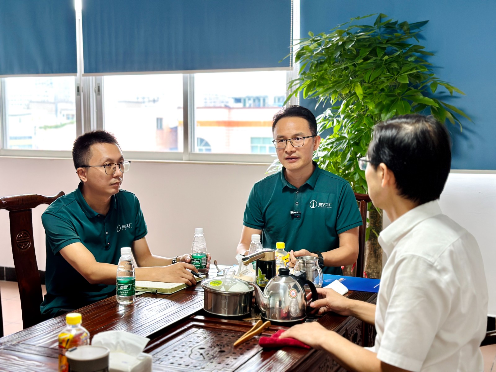 郑校长与王总交流