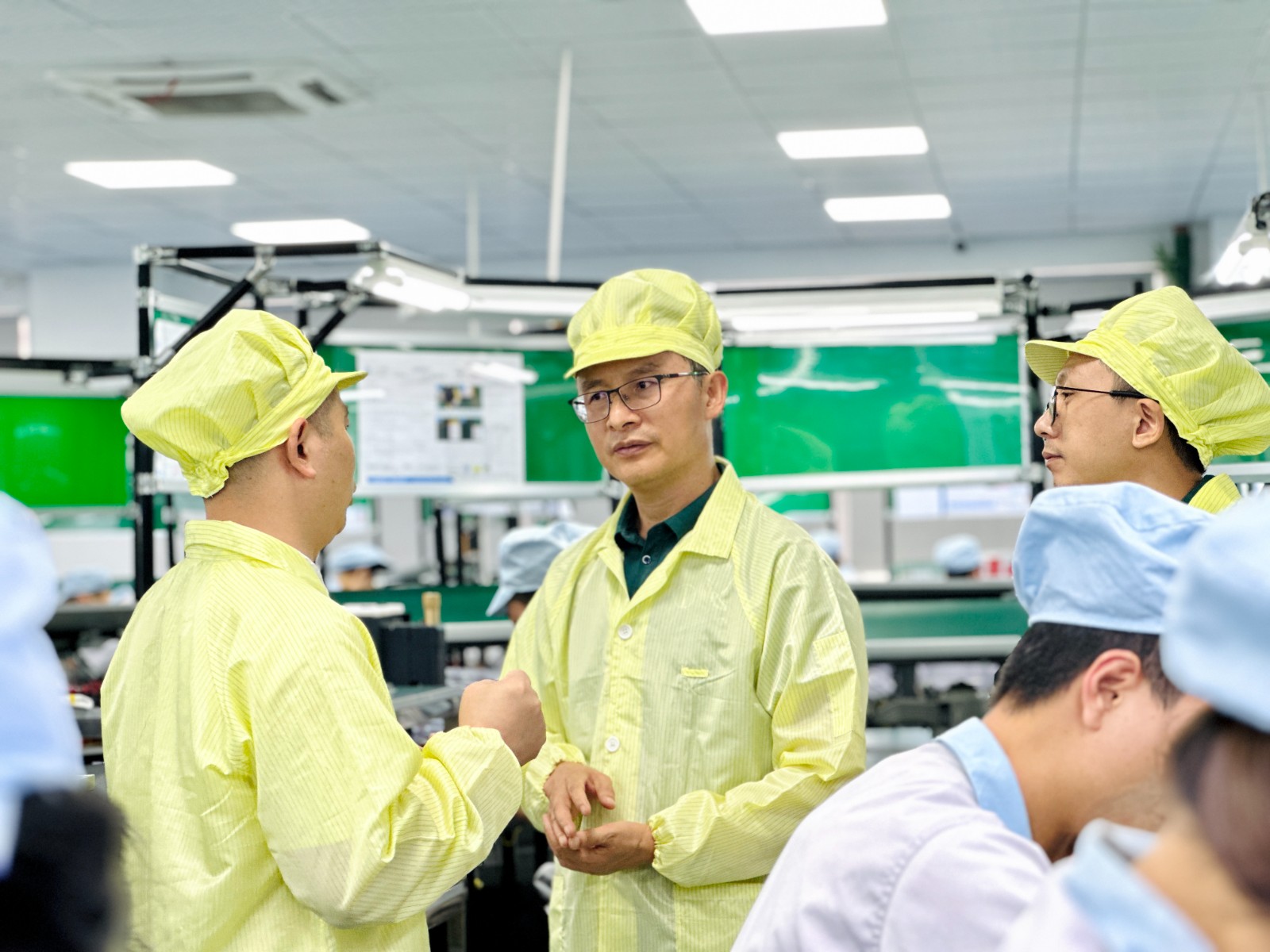 郑校长学习言九电子的生产管理